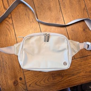 Lululemon 2L Belt Bag in Silver Drop